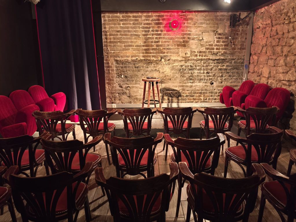 Salle La Ferme fauteuils rouges