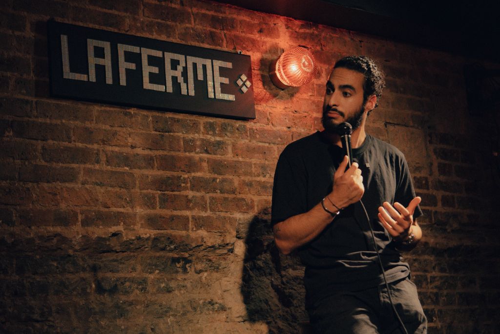 Humoriste La Ferme mur briques